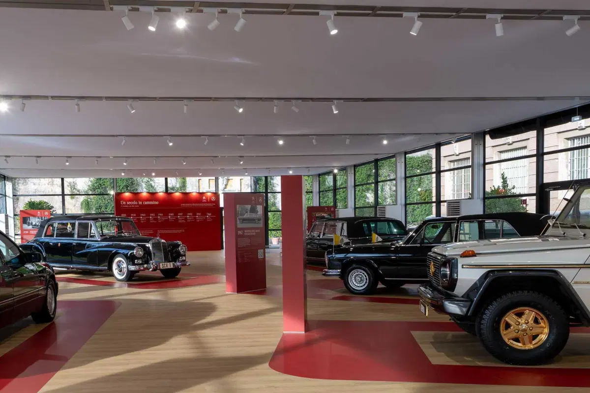 Papamobile Mercedes, cent’anni in mostra ai Musei Vaticani: dalla Nürburg di Pio XI alla Classe G elettrica (12)