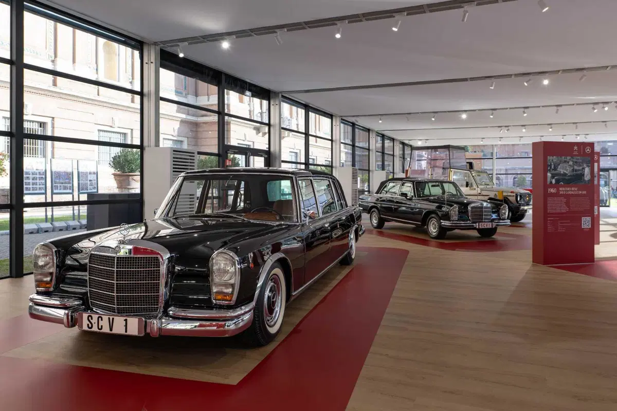 Papamobile Mercedes, cent’anni in mostra ai Musei Vaticani: dalla Nürburg di Pio XI alla Classe G elettrica (13)