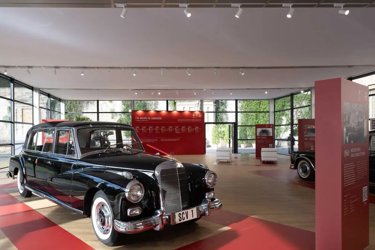 Papamobile Mercedes, cent’anni in mostra ai Musei Vaticani: dalla Nürburg di Pio XI alla Classe G elettrica (15)