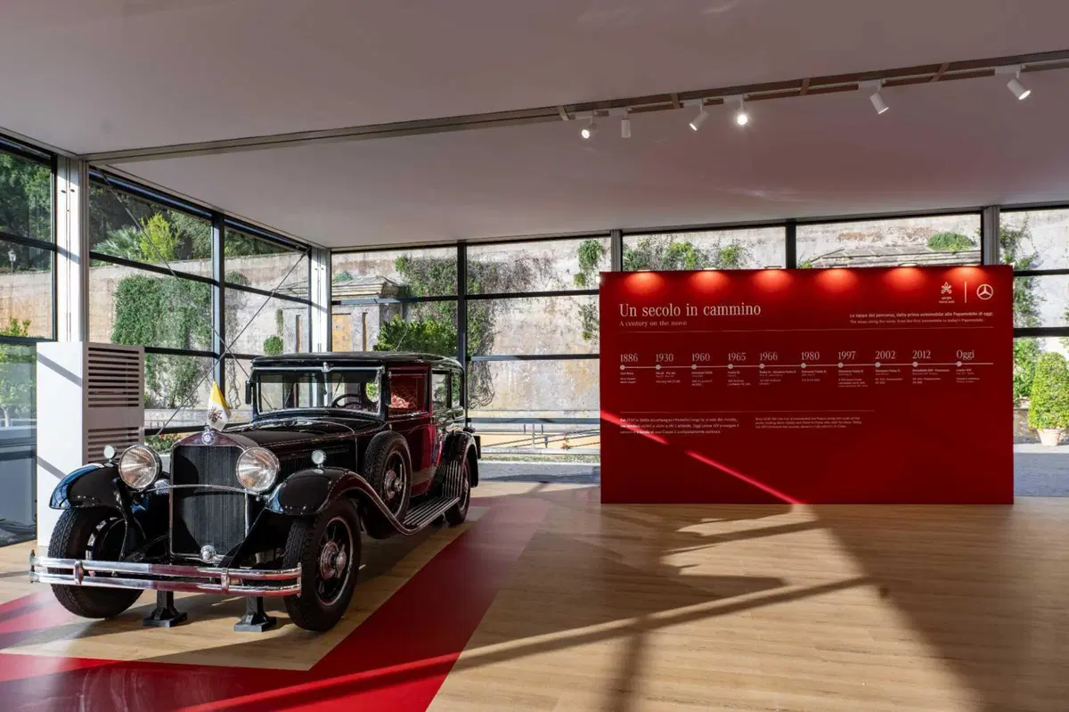 Papamobile Mercedes, cent’anni in mostra ai Musei Vaticani: dalla Nürburg di Pio XI alla Classe G elettrica (17)