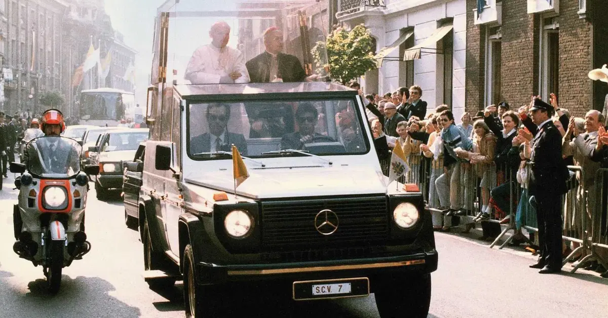 Papamobile Mercedes, cent’anni in mostra ai Musei Vaticani: dalla Nürburg di Pio XI alla Classe G elettrica