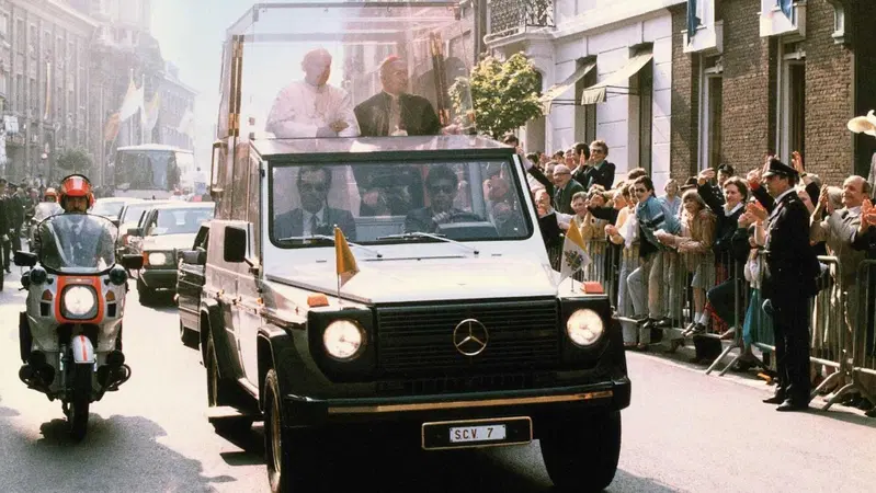 Papamobile Mercedes, cent’anni in mostra ai Musei Vaticani: dalla Nürburg di Pio XI alla Classe G elettrica
