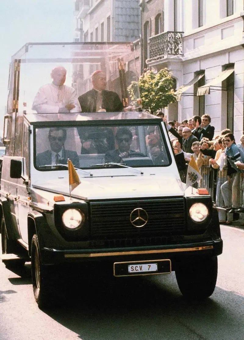 Papamobile Mercedes, cent’anni in mostra ai Musei Vaticani: dalla Nürburg di Pio XI alla Classe G elettrica