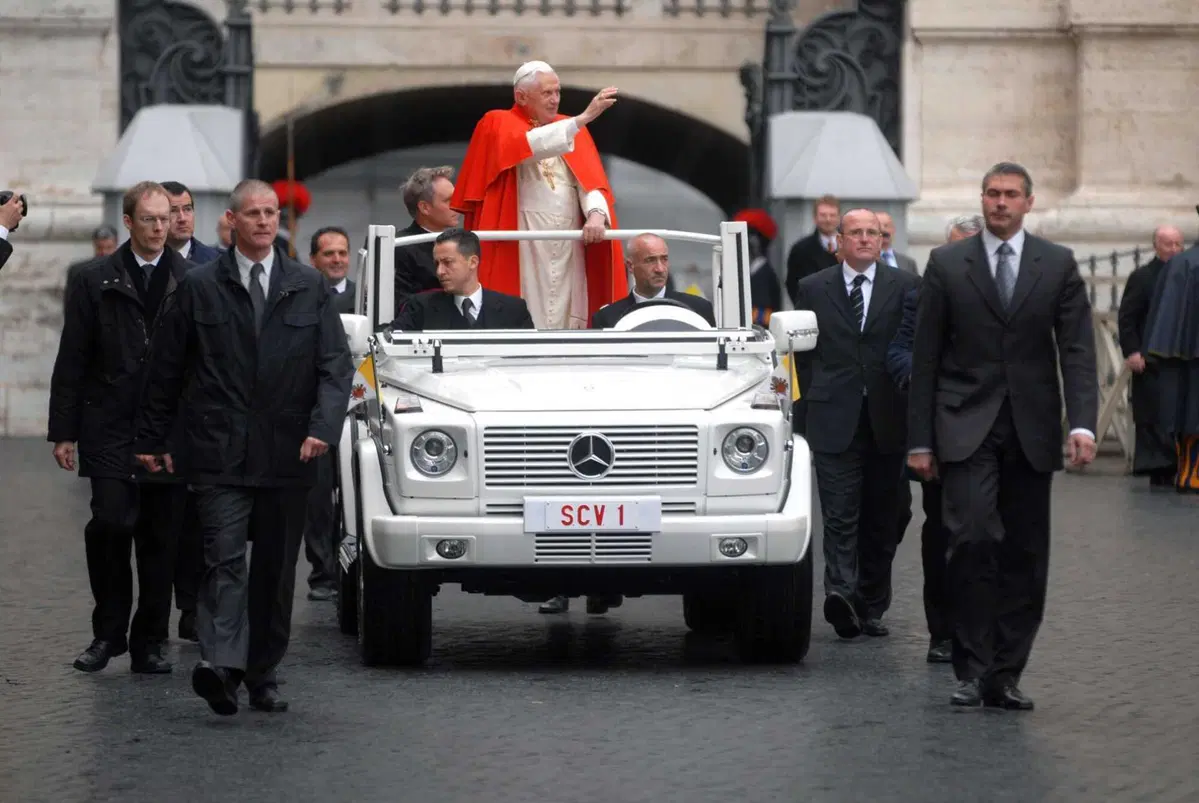 Papamobile Mercedes, cent’anni in mostra ai Musei Vaticani: dalla Nürburg di Pio XI alla Classe G elettrica (21)