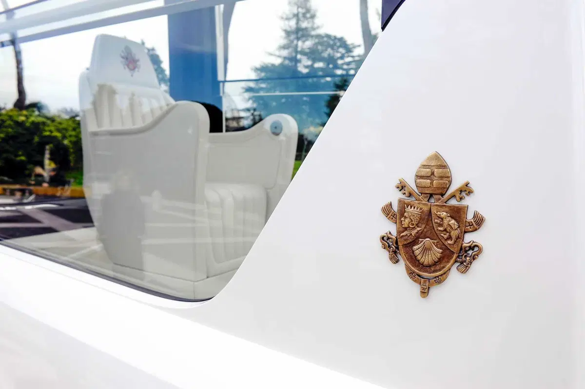 Papamobile Mercedes, cent’anni in mostra ai Musei Vaticani: dalla Nürburg di Pio XI alla Classe G elettrica (22)