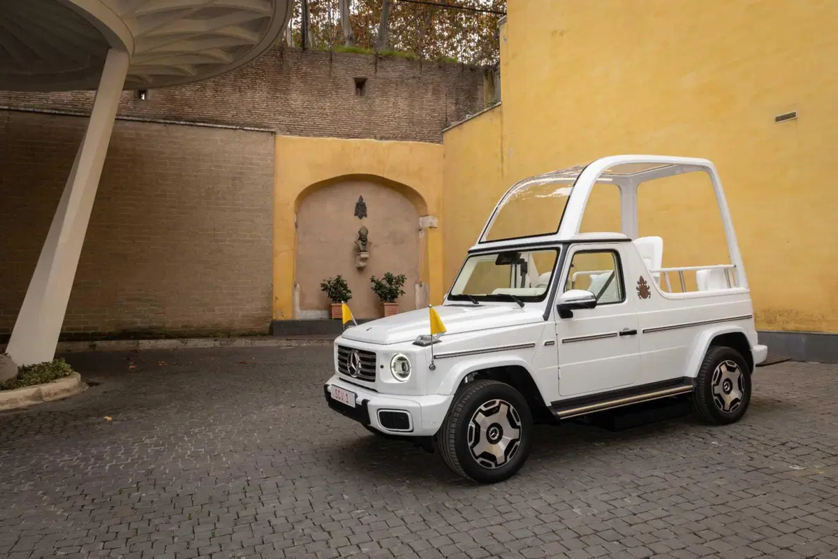 Papamobile Mercedes, cent’anni in mostra ai Musei Vaticani: dalla Nürburg di Pio XI alla Classe G elettrica (23)
