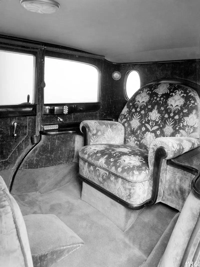 Trono del papa con a fianco la pulsantiera con il tasto Home