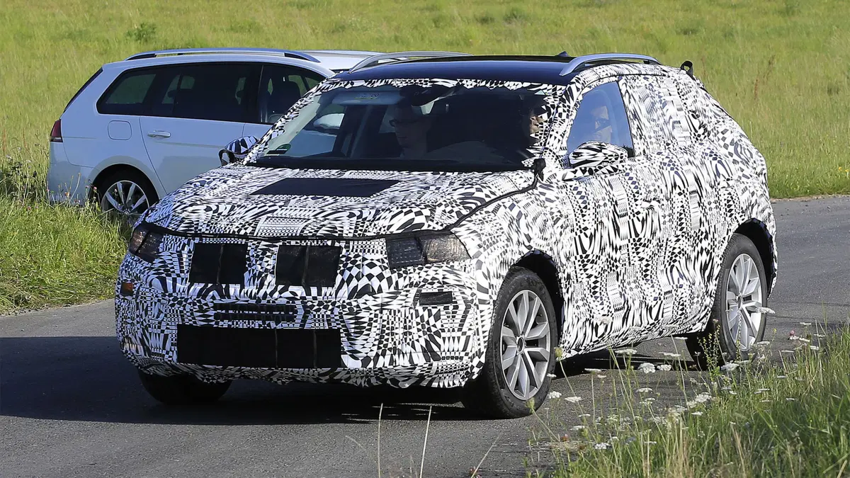 Volkswagen Polo SUV 2018 (4)