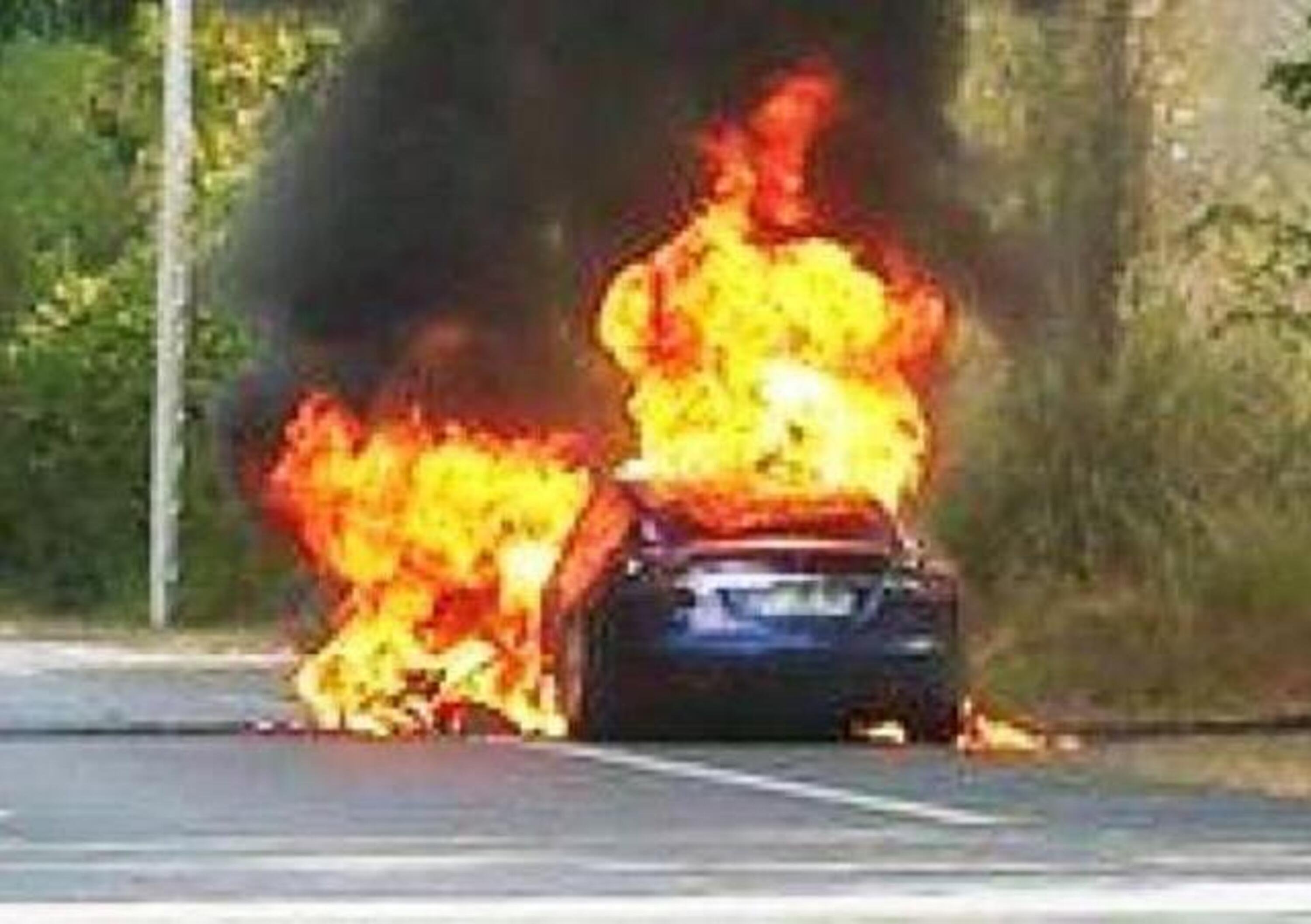 Tesla, Model S90D si incendia durante test in Francia