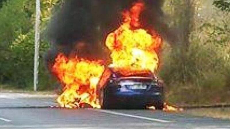 Tesla, Model S90D si incendia durante test in Francia