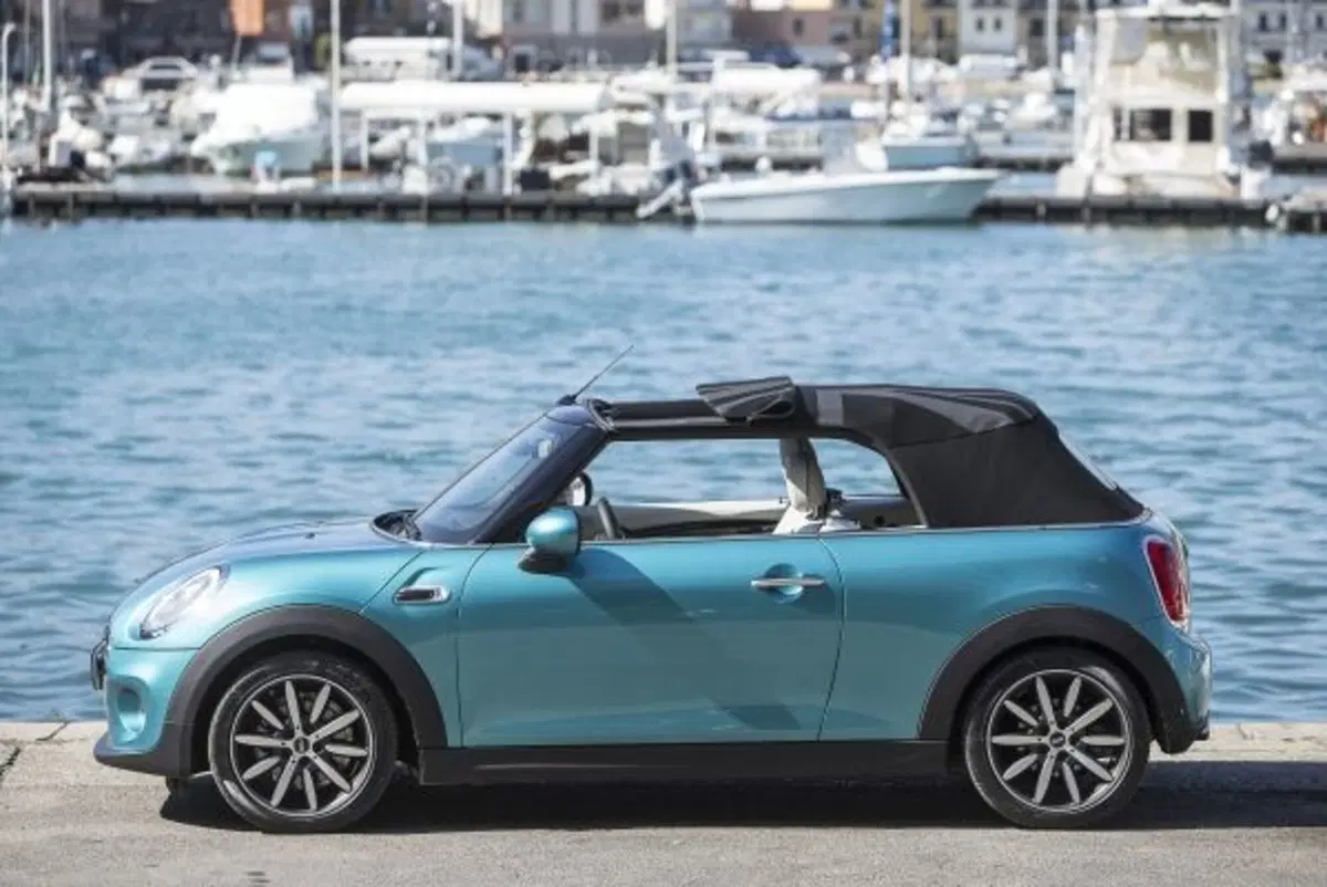Quale scoprire, Confronto: VW Maggiolino Cabriolet 1.2 TSI Vs Mini One Cabrio (5)