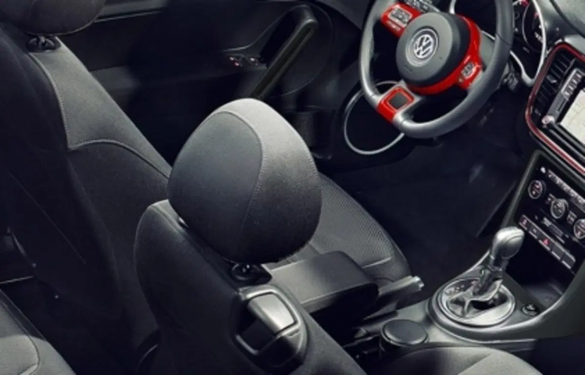 Quale scoprire, Confronto: VW Maggiolino Cabriolet 1.2 TSI Vs Mini One Cabrio (10)