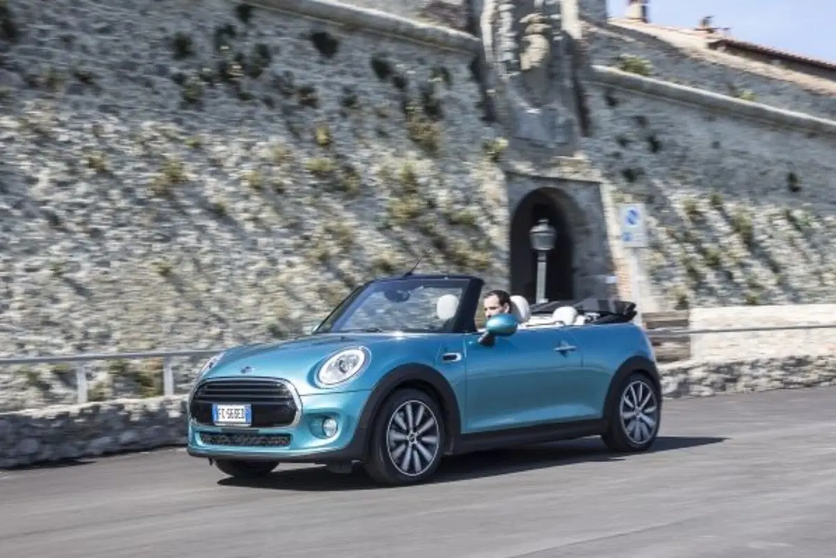 Quale scoprire, Confronto: VW Maggiolino Cabriolet 1.2 TSI Vs Mini One Cabrio (2)