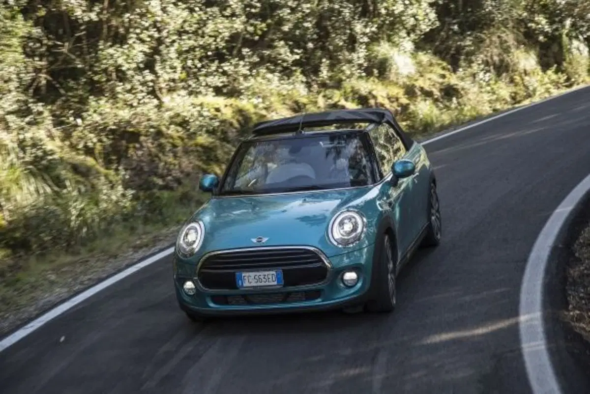 Quale scoprire, Confronto: VW Maggiolino Cabriolet 1.2 TSI Vs Mini One Cabrio (8)