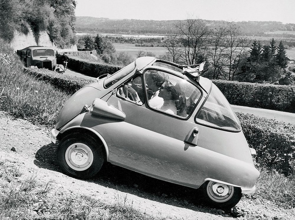 La Isetta BMW, qui in una foto pubblicitaria dell&rsquo;epoca, con la capottina aperta, &egrave; stata costruita in oltre 160.000 esemplari