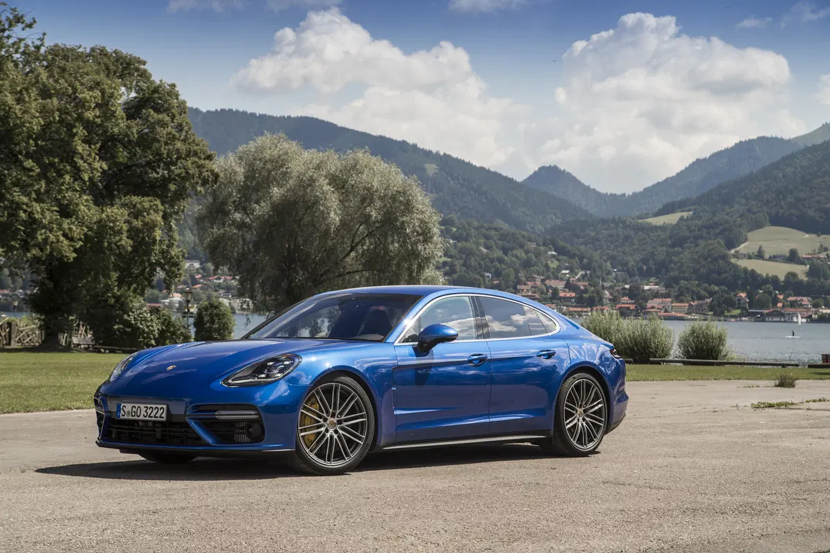Porsche Panamera Turbo [Video] (2)