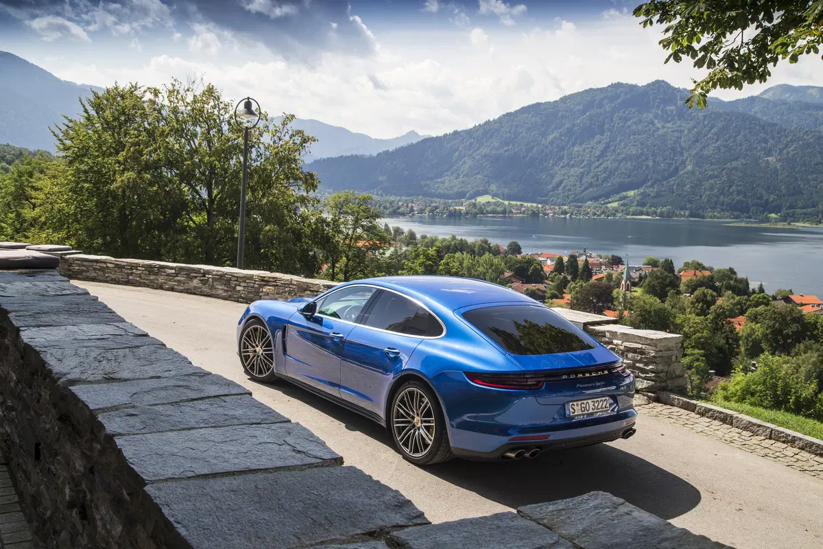 Porsche Panamera Turbo [Video] (4)