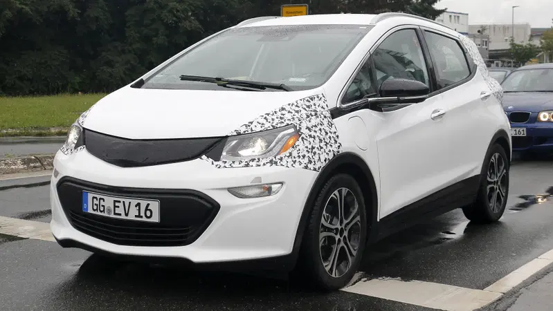 Nuova Opel Ampera-e: nuove foto spia