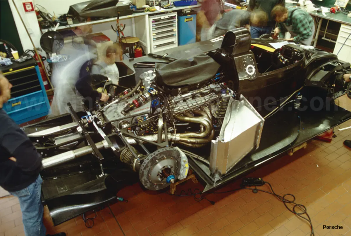 Porsche: un prototipo donò il suo V10 F1 alla Carrera GT (per far nascere la Cayenne) (4)