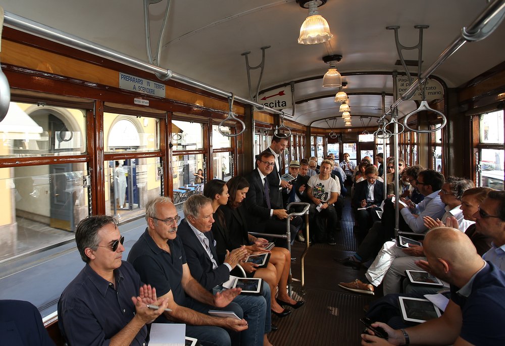 Suggestiva la scelta di organizzare la conferenza stampa a bordo di un tram per le vie di Milano