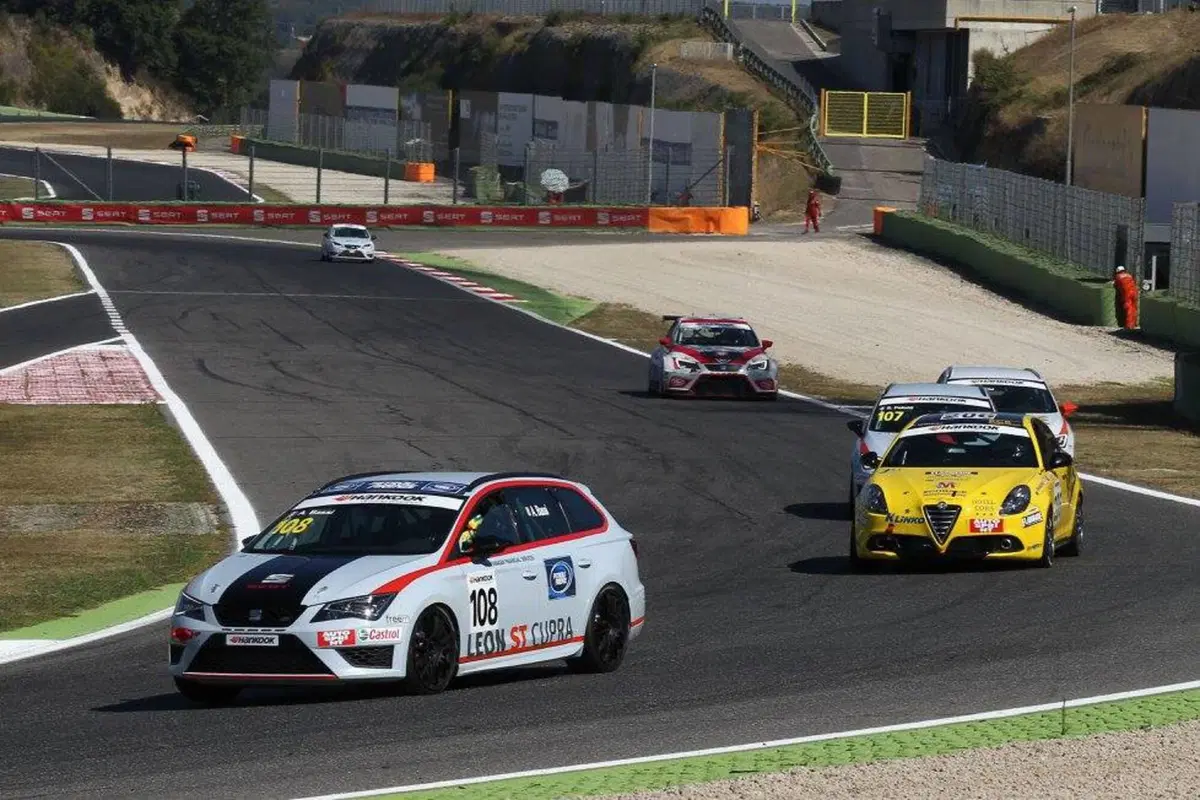 Seat Leon Cupra ST TCS: doppio 2° a Vallelunga per Perucca (10)