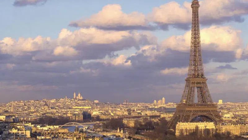 Parigi: mezzi pubblici gratis per chi lascia auto e moto fermi