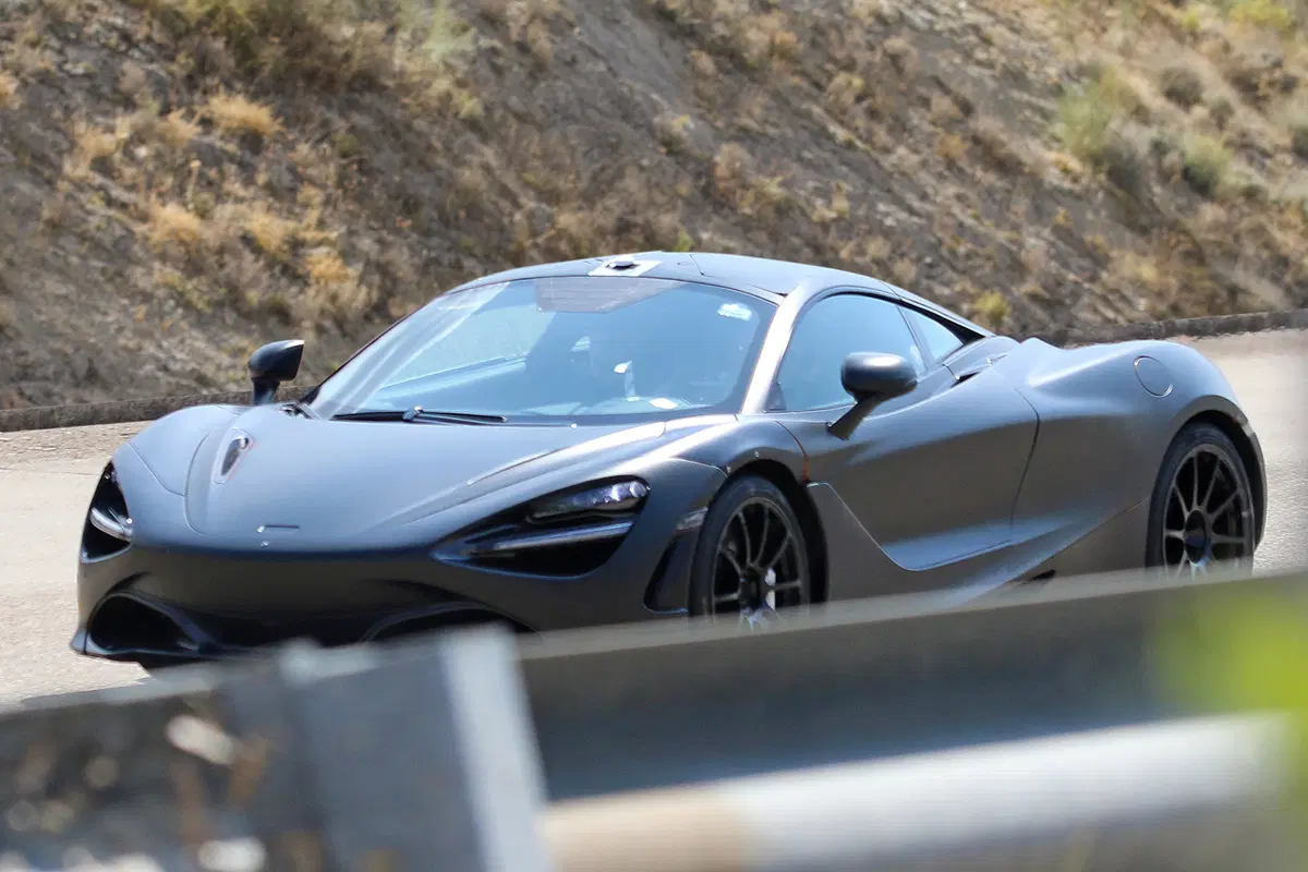 Nuova McLaren P14: l'erede della 650S spiato in Spagna