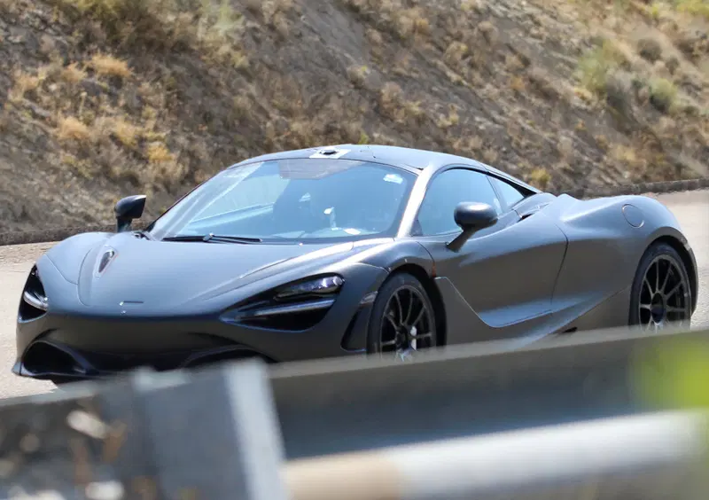 Nuova McLaren P14: l'erede della 650S spiata in Spagna
