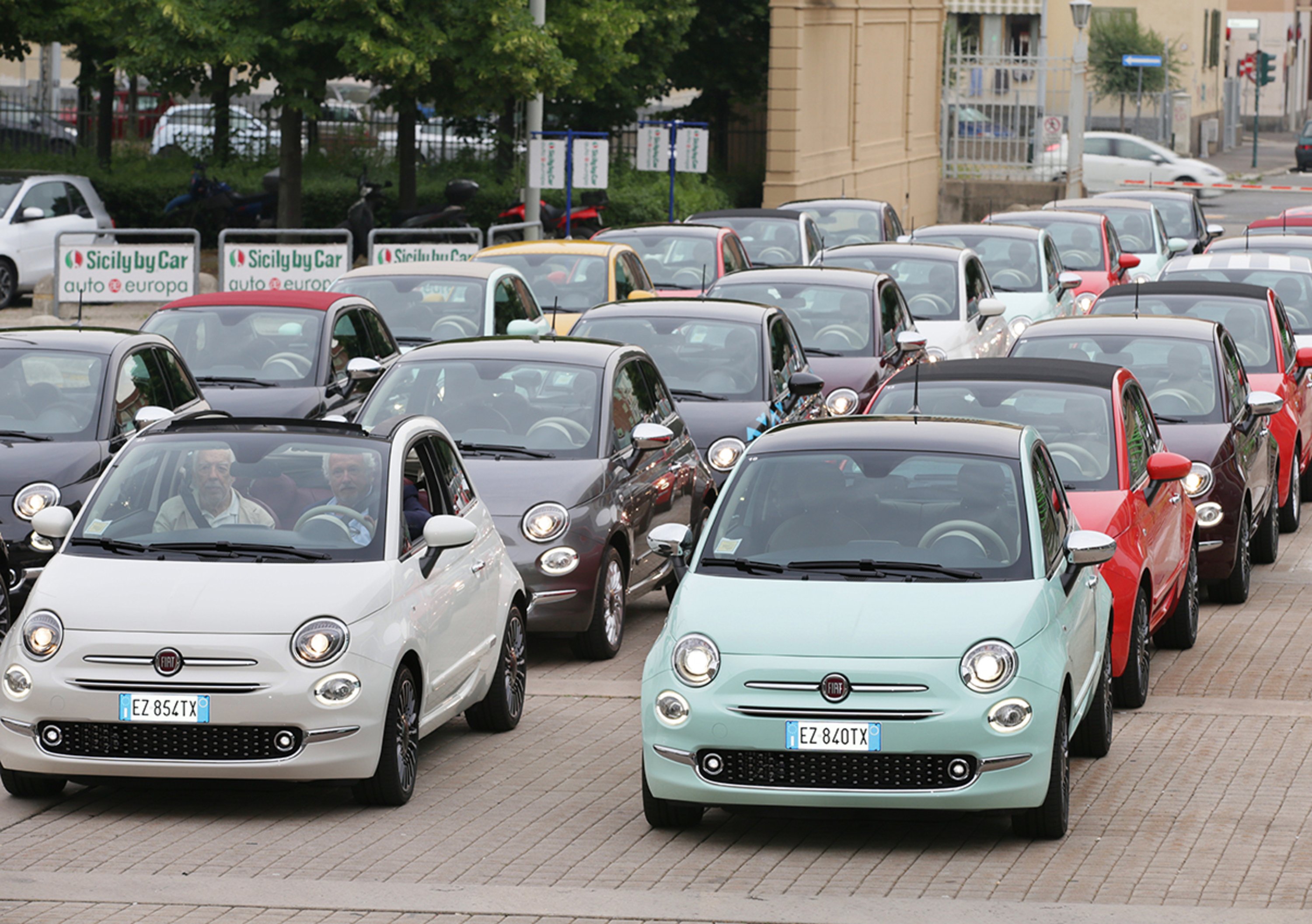 Battibecco social: Fiat, Renault e Mini scatenano l&#039;ironia