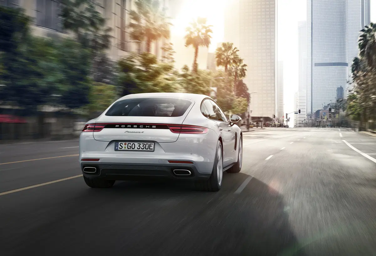 Porsche Panamera, alla gamma si aggiunge la 4 E-Hybrid (3)