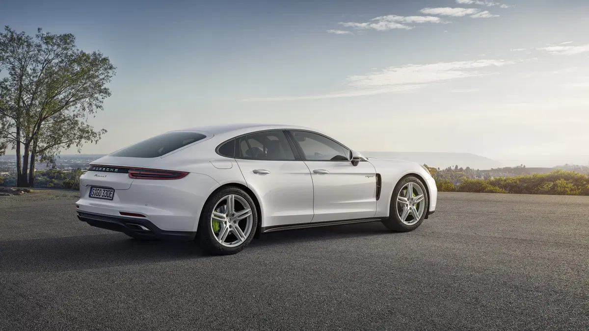 Porsche Panamera, alla gamma si aggiunge la 4 E-Hybrid (4)