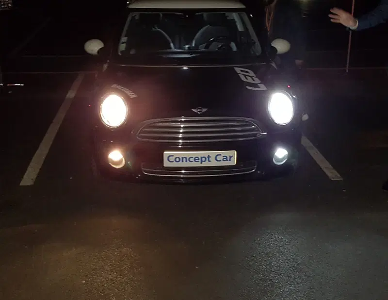 Differenza ben percepibile tra il lato "normalmente" illuminato e quello con LED retrofit