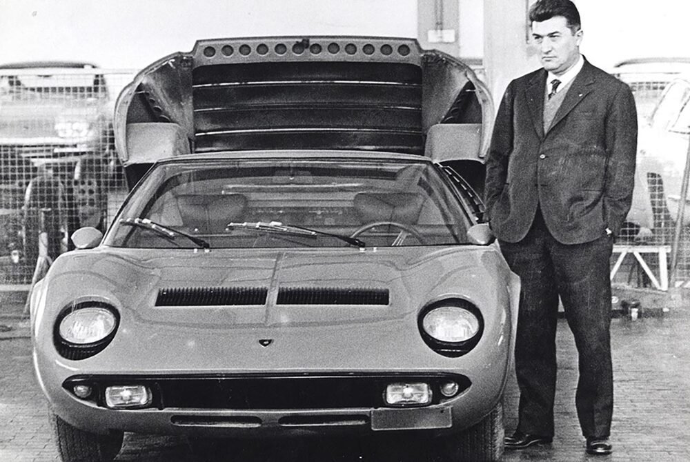 Un&#039;immagine d&#039;epoca: Ferruccio Lamborghini, fondatore della Casa, insieme alla Miura, forse la pi&ugrave; famosa vettura della factory emiliana.