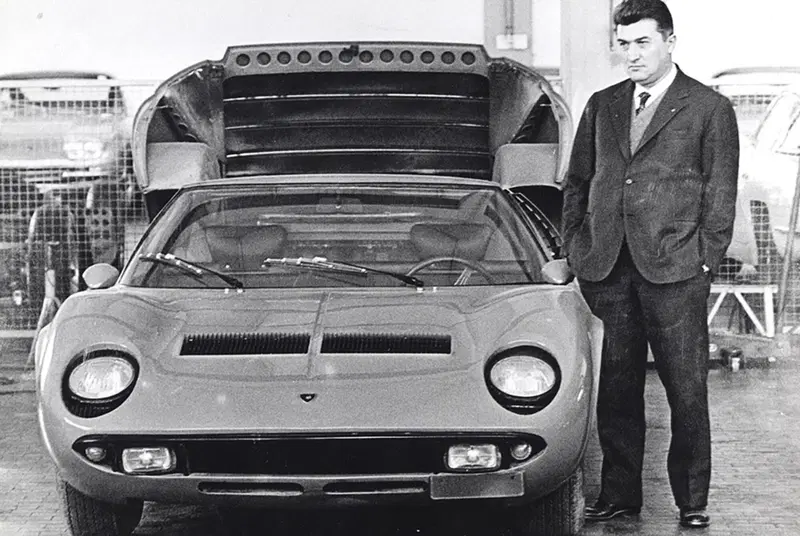 Un'immagine d'epoca: Ferruccio Lamborghini, fondatore della Casa, insieme alla Miura, forse la pi&ugrave; famosa vettura della factory emiliana.