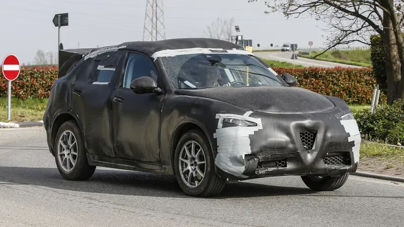 Alfa Romeo Stelvio: un video ufficiale "tradisce" la linea definitiva del SUV