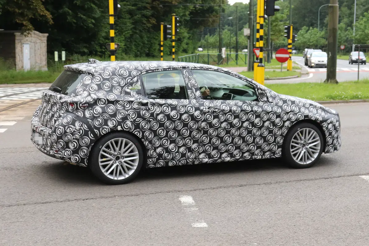 Nuova Toyota Auris: le foto spia del nuovo modello