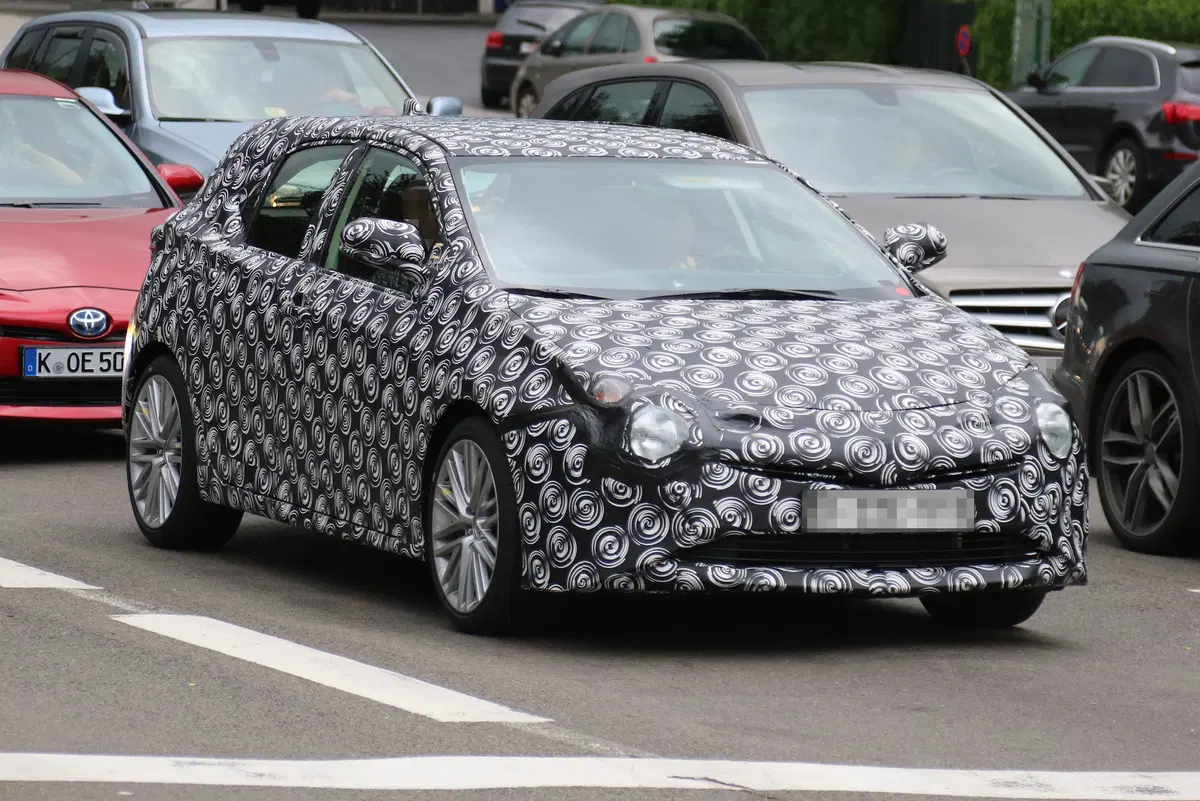 Nuova Toyota Auris: le foto spia del nuovo modello (2)