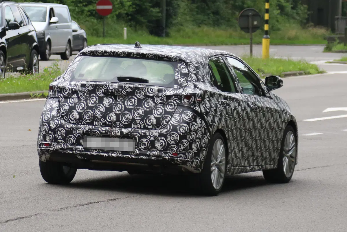 Nuova Toyota Auris: le foto spia del nuovo modello (4)