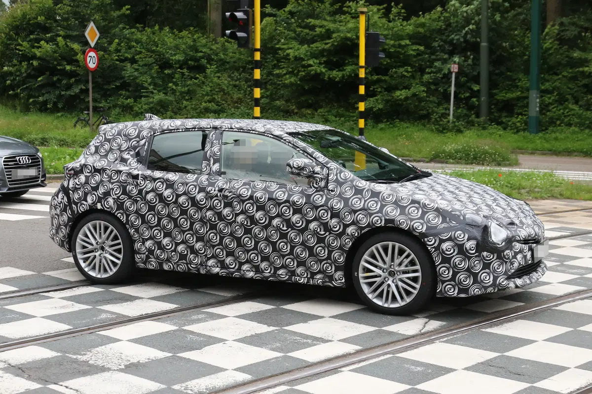 Nuova Toyota Auris: le foto spia del nuovo modello (5)
