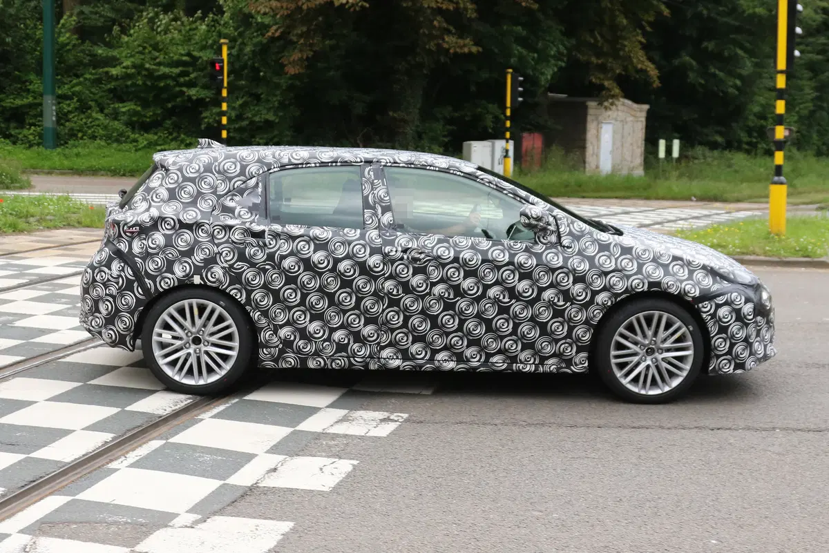 Nuova Toyota Auris: le foto spia del nuovo modello (7)