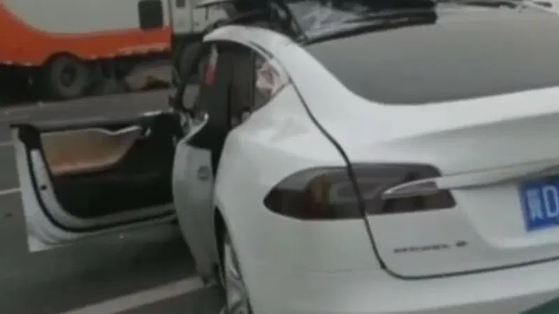 Tesla: emerge un altro incidente mortale in Cina [Video]