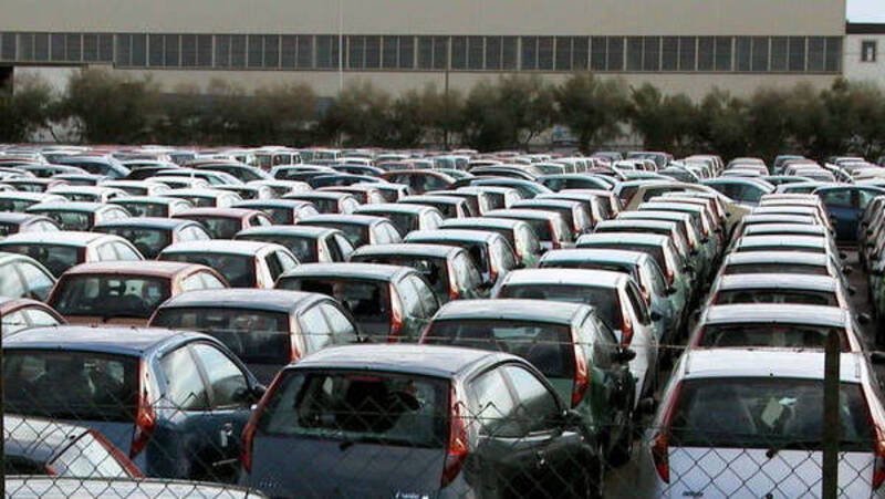 Tra sogno e realt&agrave;: gli italiani cercano BMW e Mercedes ma comprano Fiat e VW