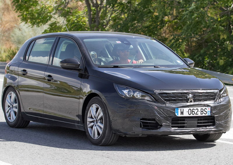 Peugeot 308 restyling: il muletto su strada