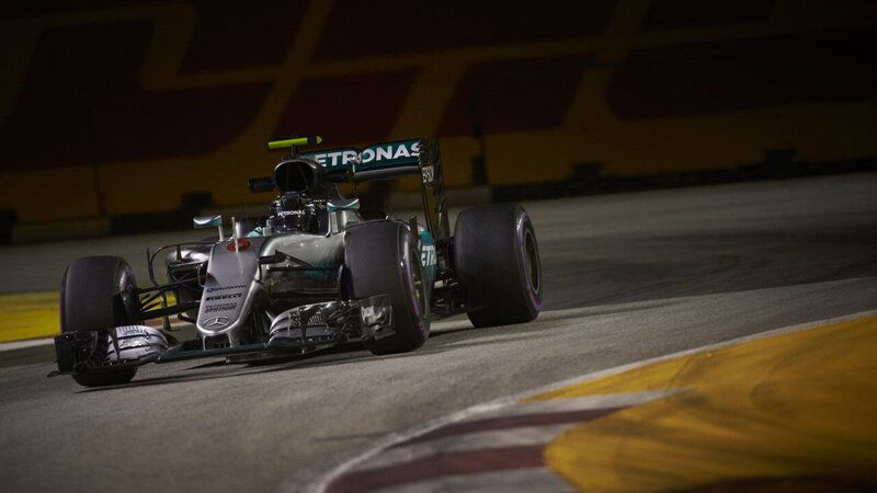 F1, Gp Singapore 2016: pole per Rosberg