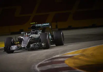 F1, Gp Singapore 2016: pole per Rosberg