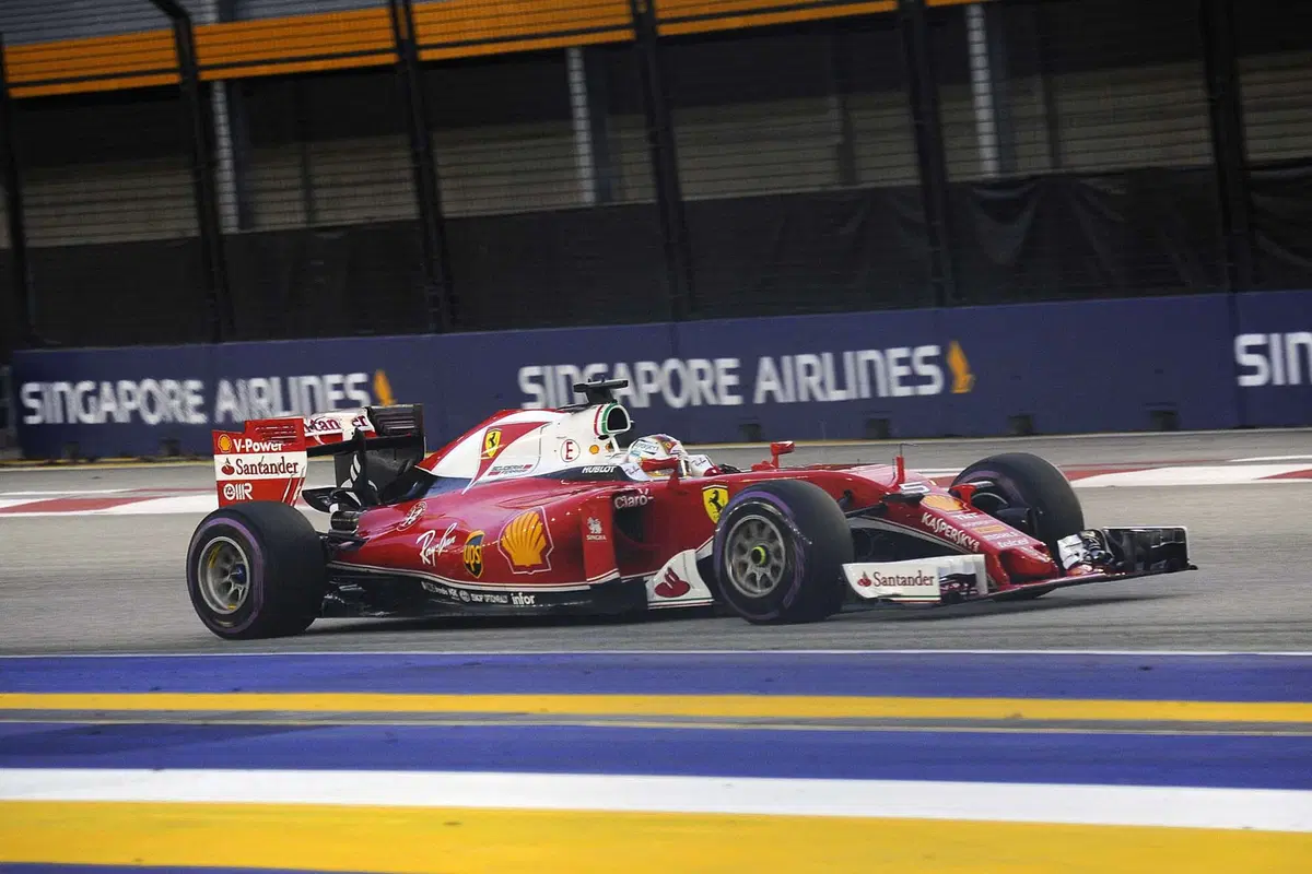 F1, Gp Singapore 2016: pole per Rosberg