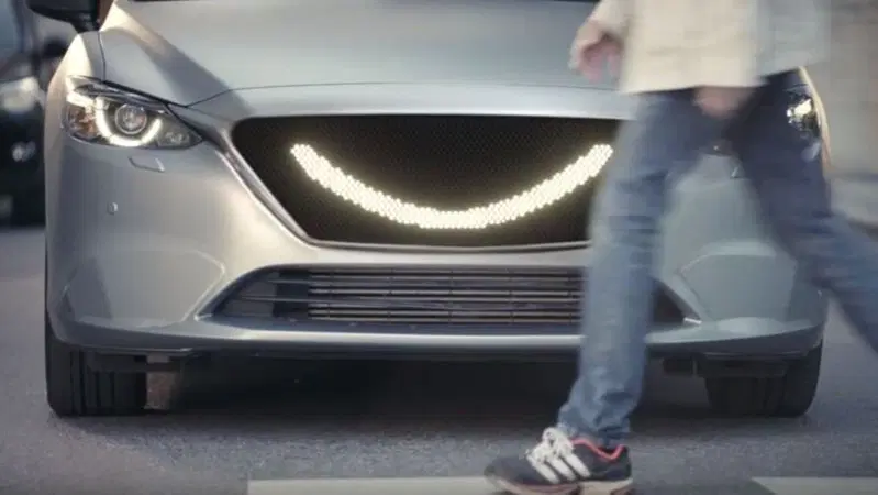 Da Semcon l'auto a guida autonoma che sorride ai pedoni [Video]