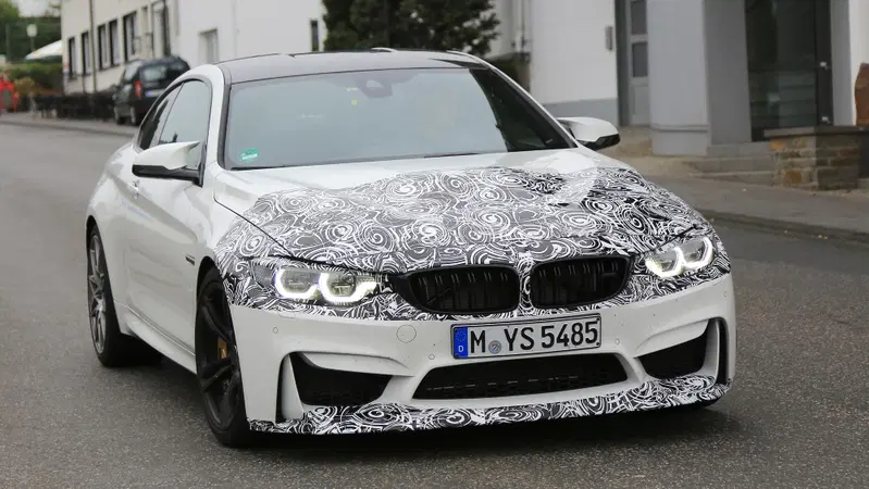 BMW M4 facelift: le foto spia della coup&eacute; dell'Elica