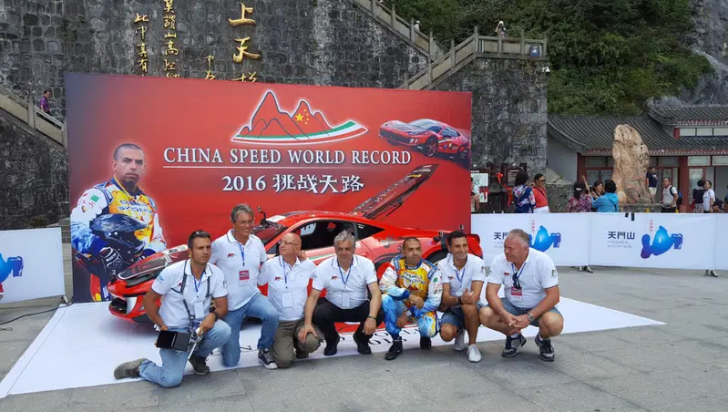 L'affiatato team che ha accompagnato Fabio Barone nella trasferta cinese, coronata dal record