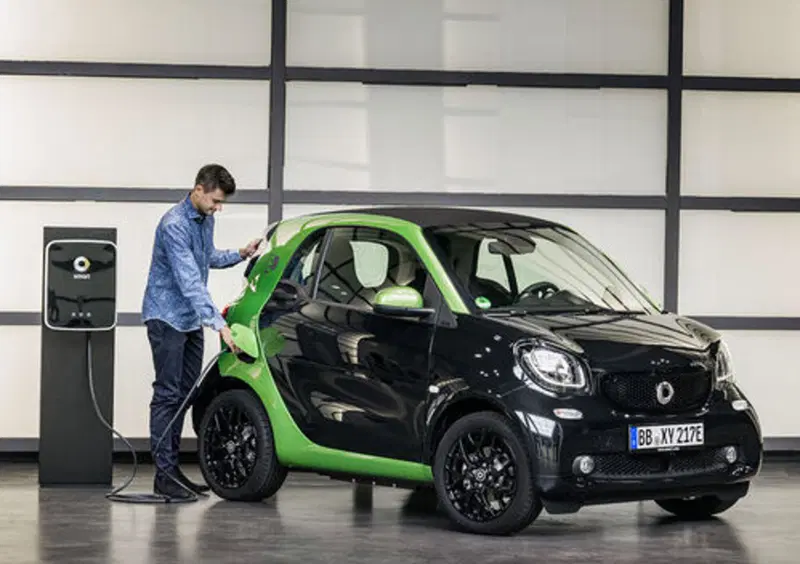 smart: a Parigi arriva l'intera gamma elettrica